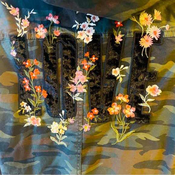 American Eagle Camo Embroidered Jacket “LOVE” EUC - Picture 4 of 8